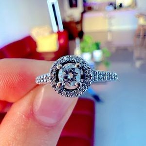 Gorgeous proposal engagement ring! I received a new one so I’m selling it 💋